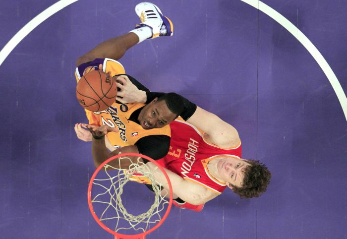 Dwight Howard, do Lakers, parte para a cesta marcado pelo turco Omer Asik, do Rockets | Lucy Nicholson / Reuters