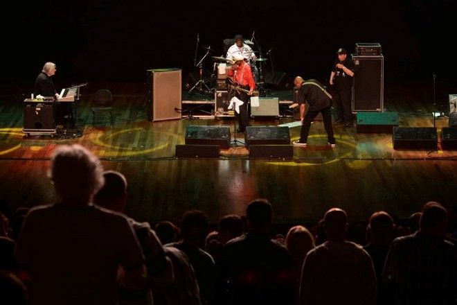 Diversificado público saudou de pé o pai do rock-and-roll | 