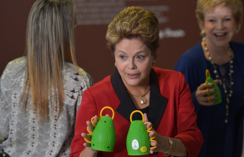 Dilma mostra instrumento criado por Carlinhos Brown | Wilson Dias/ABr