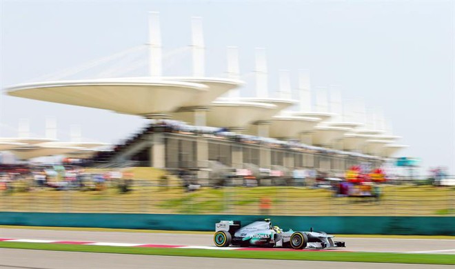 Piloto inglês Lewis Hamilton, da Mercedes, em ação durante treino classificatório em Xangai, na China |