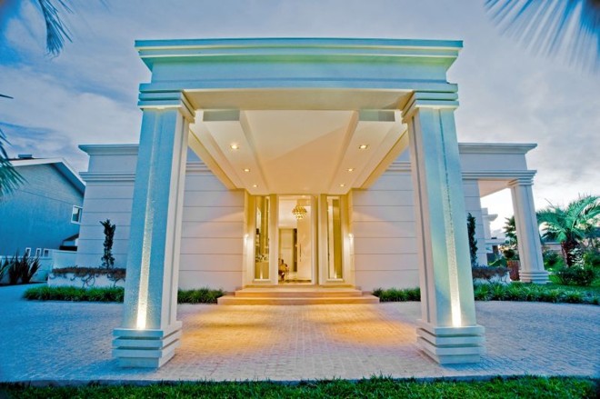 Residência, pelo arquiteto Ivan Wodzinsky: sobre um projeto original de Julio Pechman, estilo clássico prima pela elegância e sofisticação |