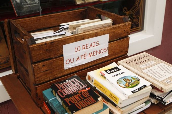 O caixote com alguns títulos usados ficam ao lado de fora. Por enquanto, nenhum livro foi surrupiado |