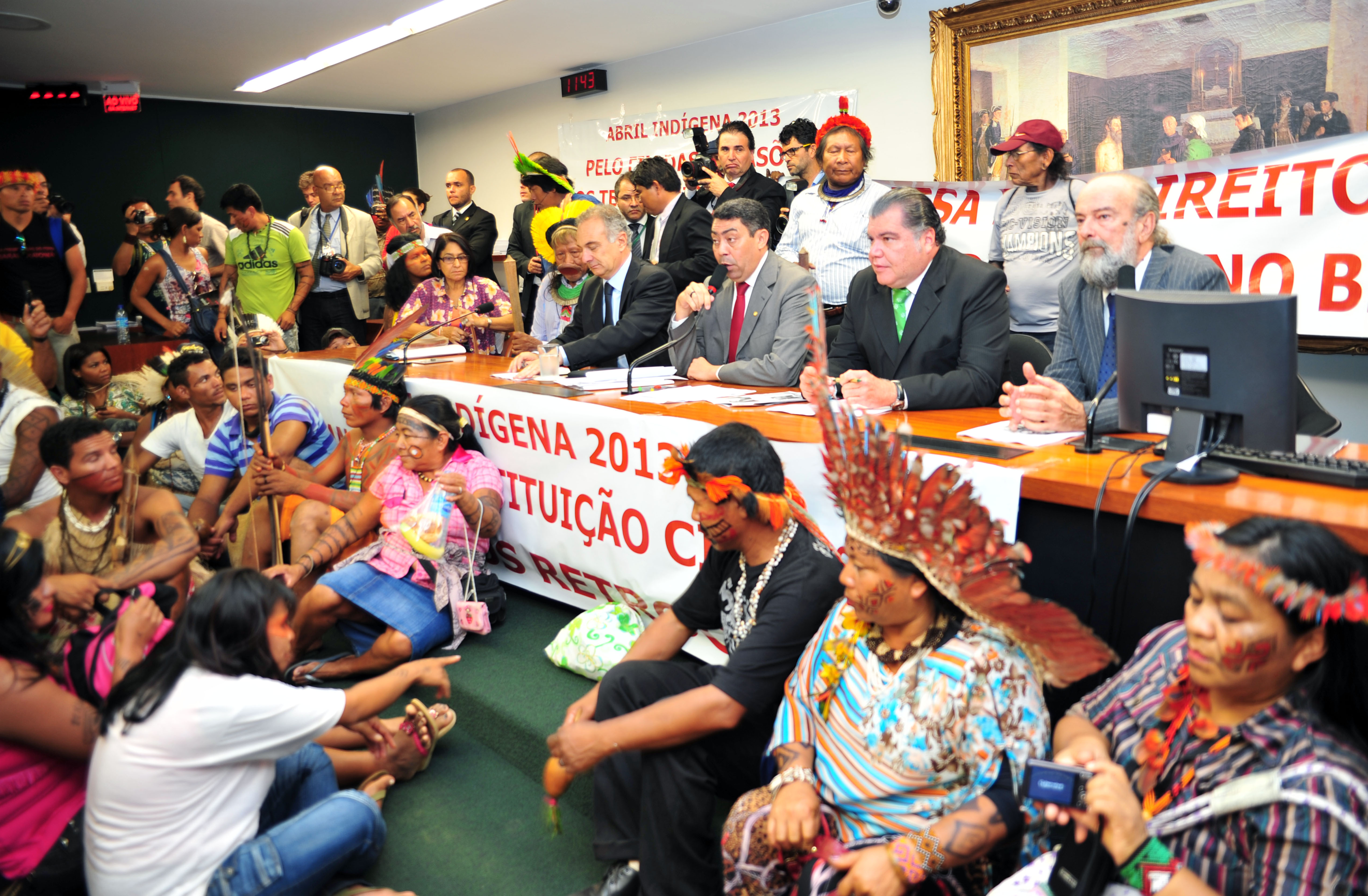 Índios protestam contra PEC 215 na Câmara dos Deputados. | Zeca Ribeiro/Agência Câmara