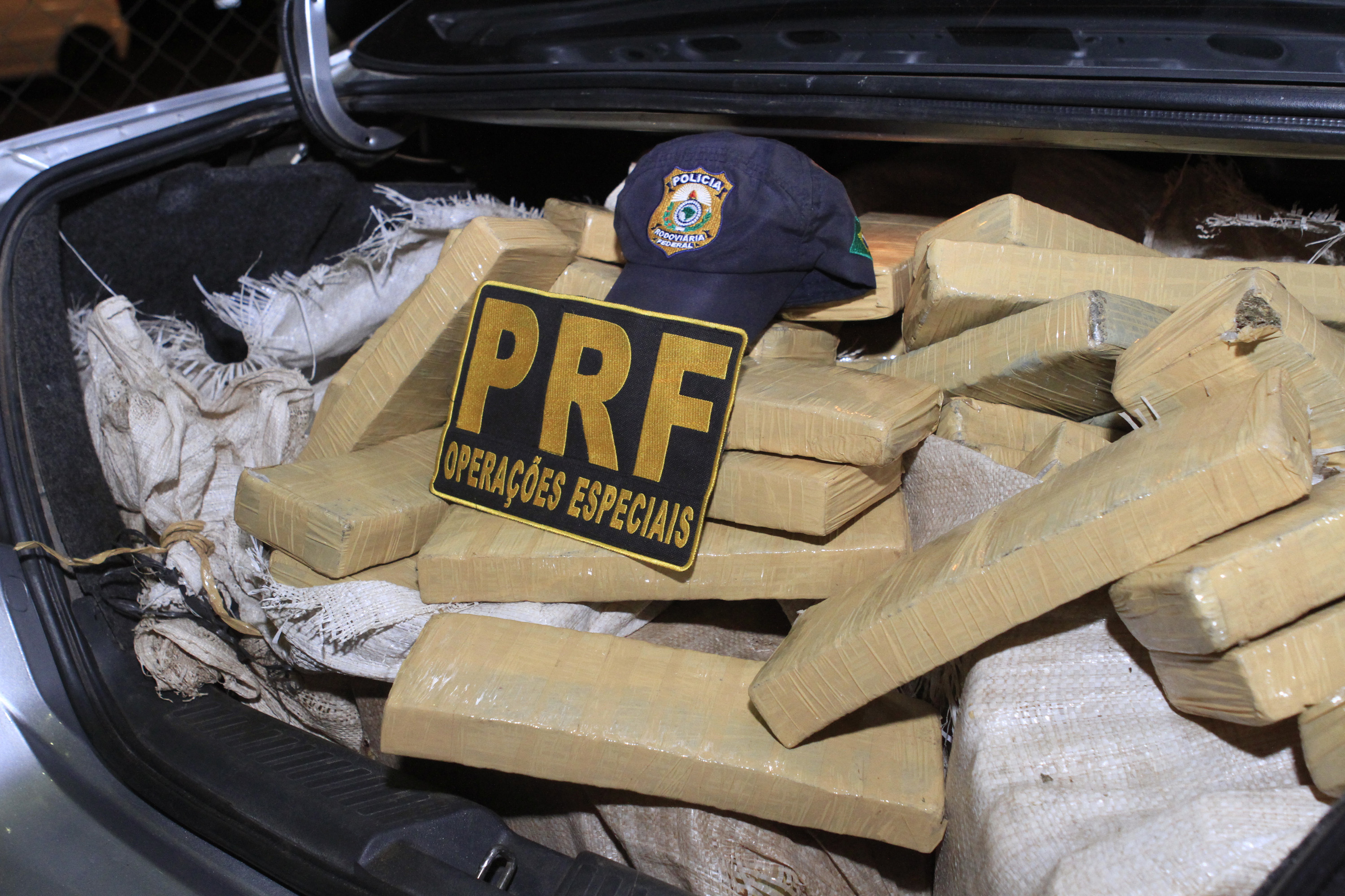 Os pacotes com a droga estavam distribuídos dentro do veículo, que era conduzido por um homem que falava guarani | Rubem Vital / SRP