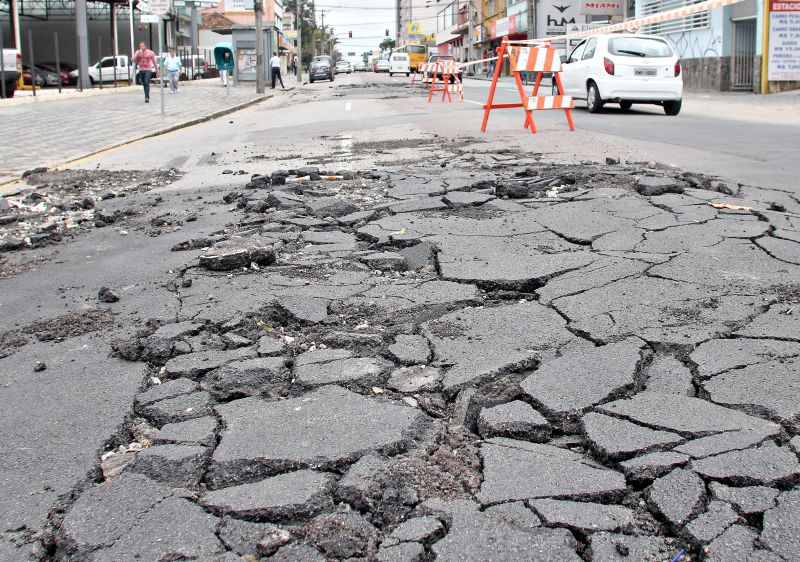Das sugestões encaminhadas por cidadãos, 21% se referiam a calçadas e pavimentação | Walter Alves/arquivo/Gazeta do Povo