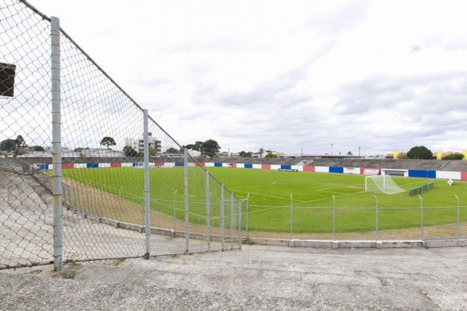 Prós: Sem o Couto e com o veto ao Ecoestádio, passa a ser a única opção para que o principal jogo do futebol paranaense não saia de Curitiba.Contras: As ruas estreitas do Boqueirão e o acesso ao estádio (os portões para as torcidas ficam muito próximos) são facilitadores para brigas e tumultos. |