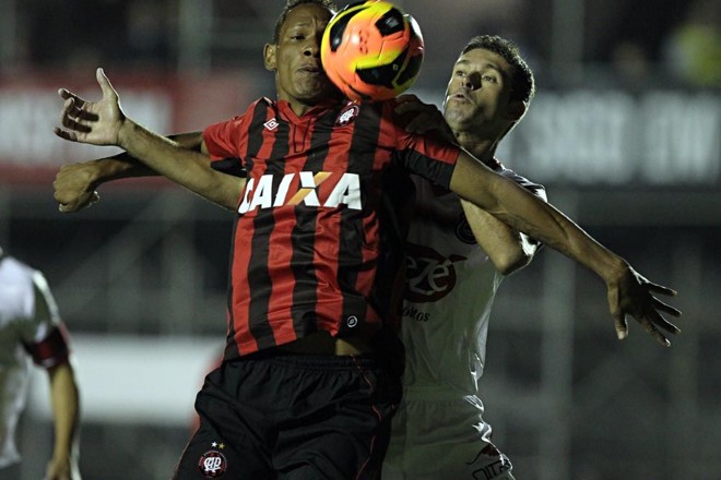 Marcão disputa bola no reencontro do Atlético com a torcida | 