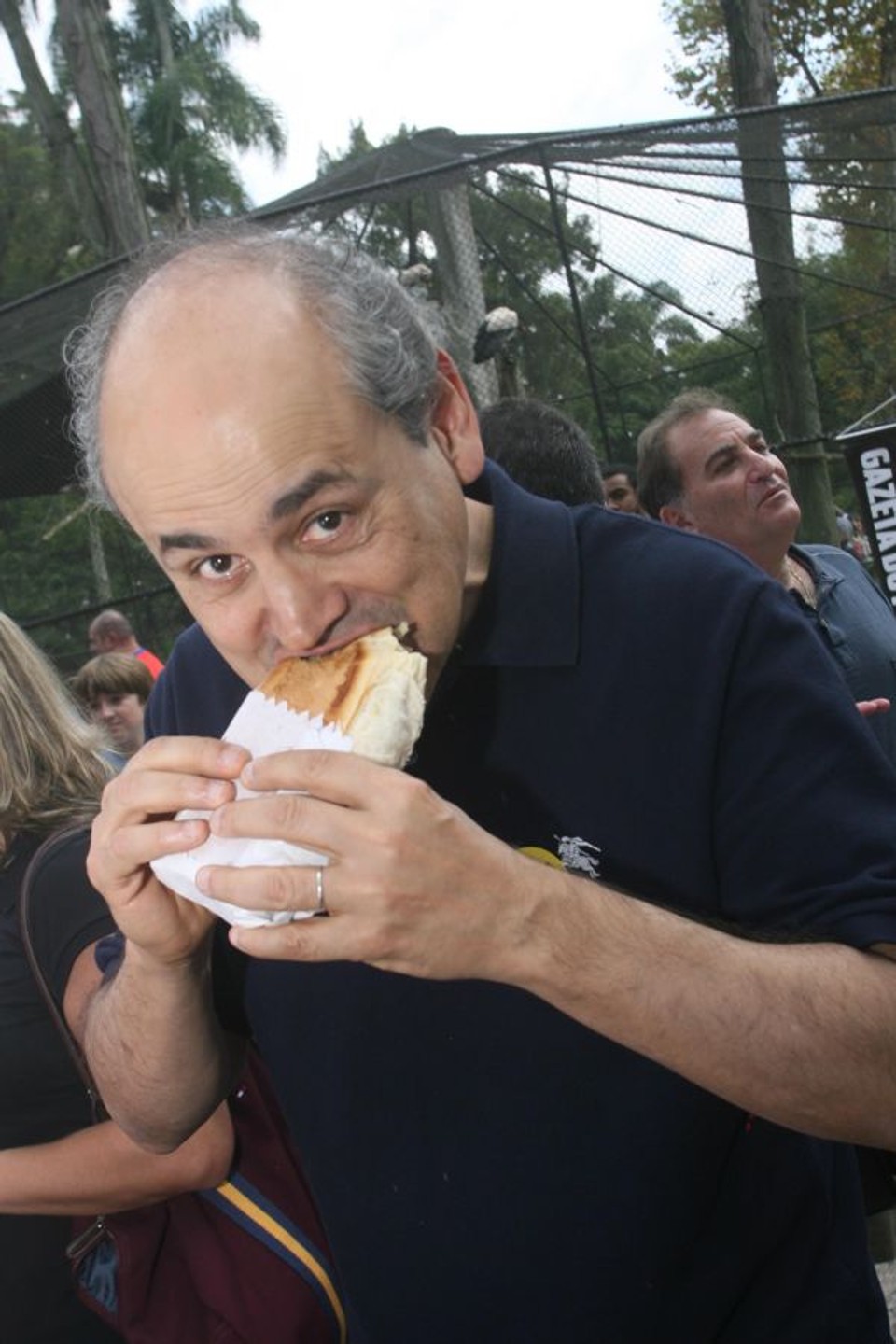 O prefeito Gustavo Fruet degusta o cachorro-quente que lhe foi providenciado a pedido da coluna na Vinada Cultural, antes de dar a largada em uma das baterias da Regata de Pedalinhos | Mauro Campos