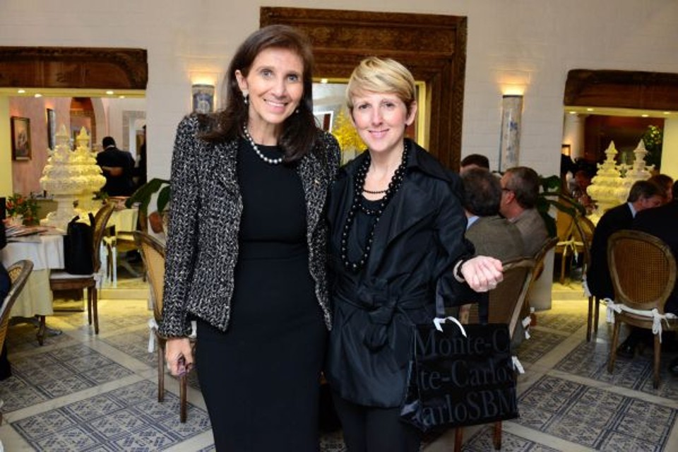 A londrinense Sonia Sahão (à esq.), representante de Monte-Carlo SBM Hotels & Casinos para o Brasil, com a diretora de lazer e vendas individuais da companhia, Sylvie Cristin, durante almoço realizado no restaurante La Tambouille, em São Paulo. Cristin veio ao Brasil para falar sobre o aniversário de 150 anos de fundação da Société des Bains de Mer Monte-Carlo SBM | Marcelo Lima