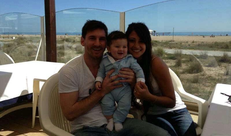 Messi e a mulher apresentam o filho Thiago | Reprodução / Facebook