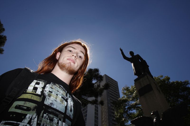 Experiência própria provou ao jovem Anderson da Rocha, 18 anos, que aliar estudo e trabalho é chave para o desenvolvimento | Jonathan Campos/ Gazeta do Povo