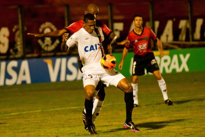 Marcão tenta proteger a bola em duelo diante do Brasil de Pelotas | Diogo Sallaberry / Futura Press / Folhapress