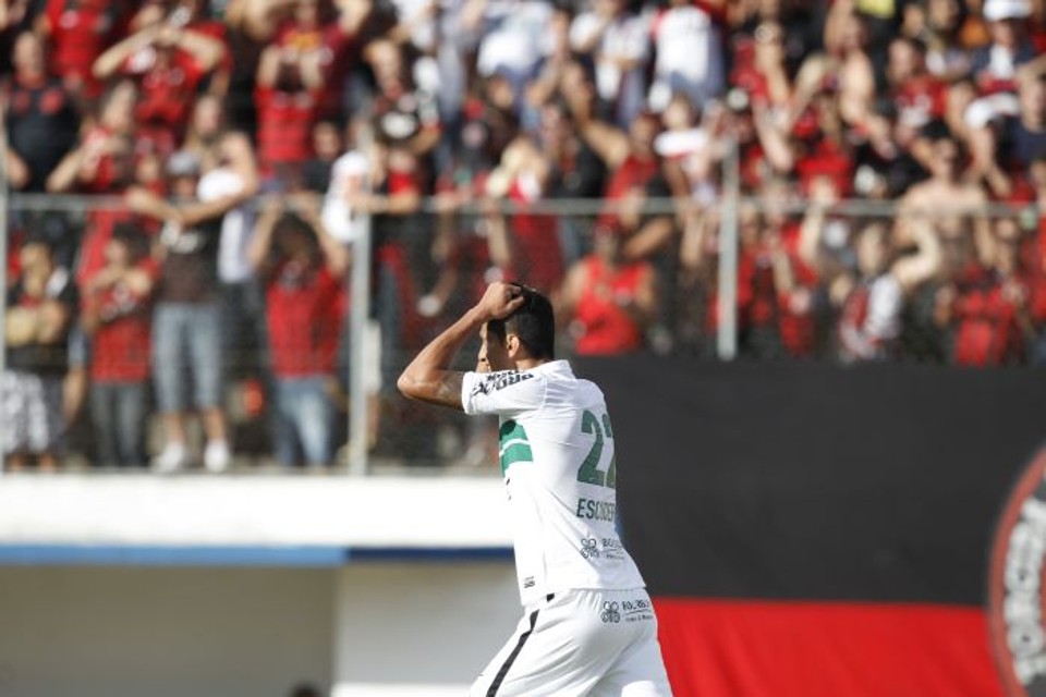 Escudero falhou feio no terceiro gol atleticano neste domingo na Vila Olímpica | Daniel Castellano / Gazeta do Povo