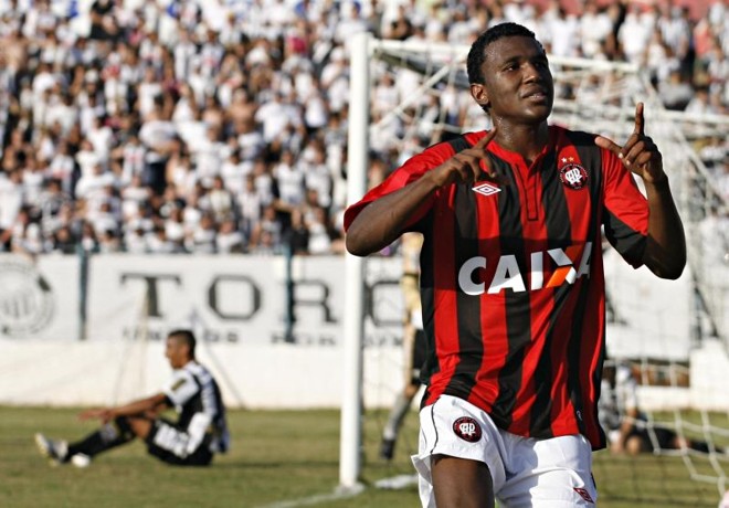 Douglas Coutinho comemora seu 12º gol do Campeonato Paranaense: vice-artilheiro | 