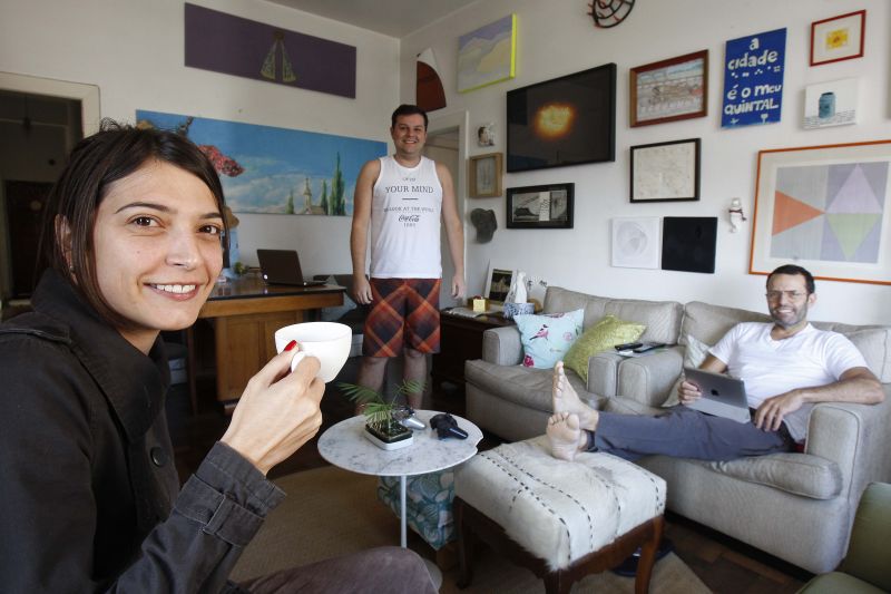 Os amigos Malu Laate, Hafid Queiroz e André Malinski comparti-lham um apartamento no centro de Curitiba. Boa localização e preço acessível são os principais atrativos | Jonathan Campos/ Gazeta do Povo