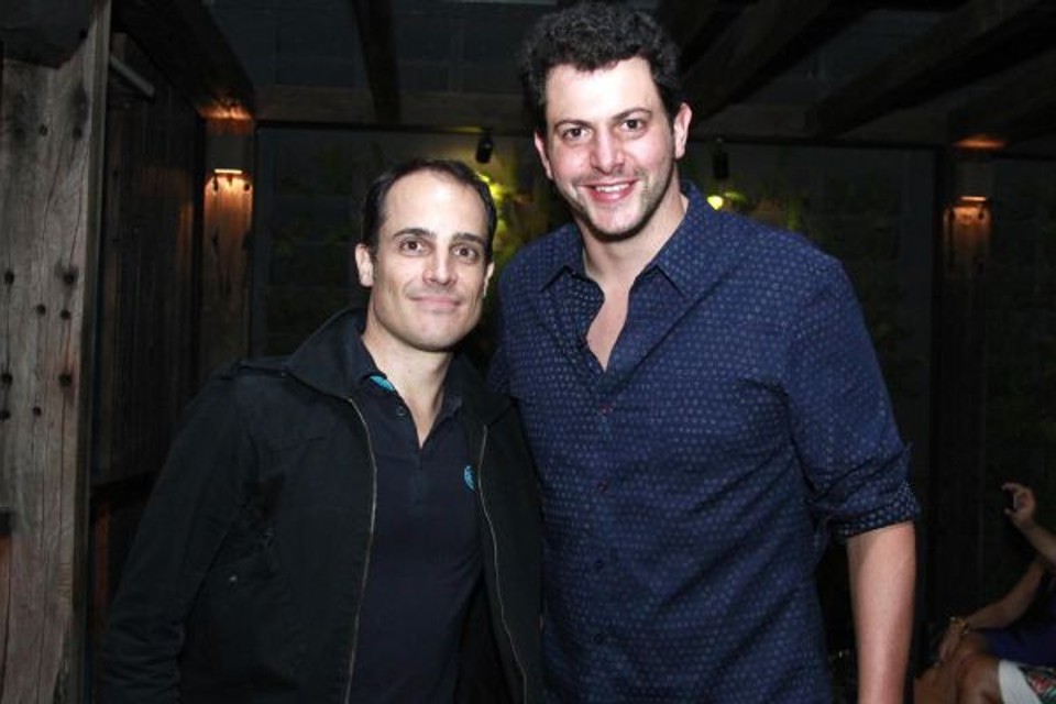 O restaurateur Beto Madalosso (à dir.) recebeu amigos na segunda-feira para o coquetel em comemoração aos dois anos do seu restaurante Forneria Copacabana. Durante a festa, organizada por Cris França, da Araçá Eventos, foi lançada a quarta edição da revista Tutano, publicação dos restaurantes da família Madalosso, editada pela Pulp Edições, comandada por Vicente Frare (à esq.) | F22 Studio/Patrícia Klemtz