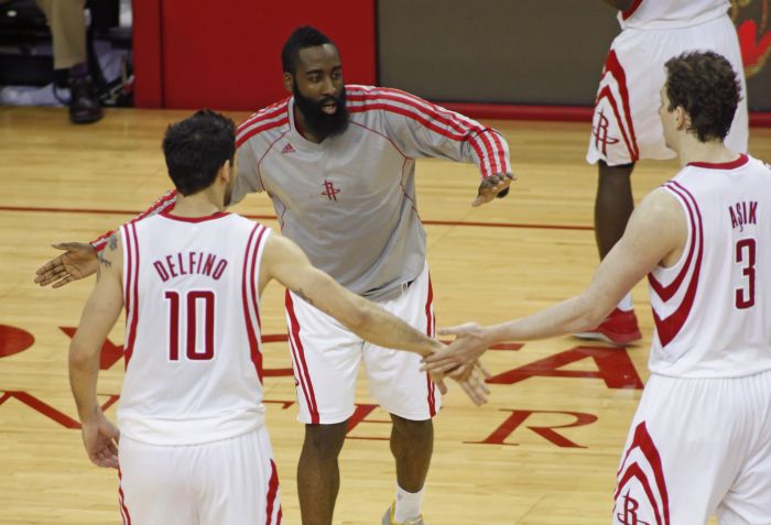 James Harden comemora com o argentino Carlos Delfino (10) e o turco Omer Asik (3) na vitória do Rockets sobre o Thunder | Richard Carson / Reuters