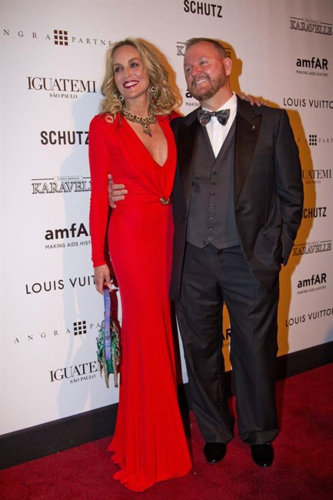 A atriz Sharon Stone com Kevin Frost |