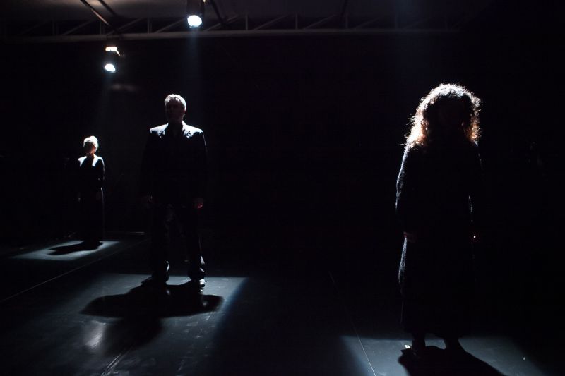 Com o uso da penumbra, Alvim, que também assina a luz do espetáculo, faz opções radicais em Haikai | Daniel Sorrentino/Divulgação