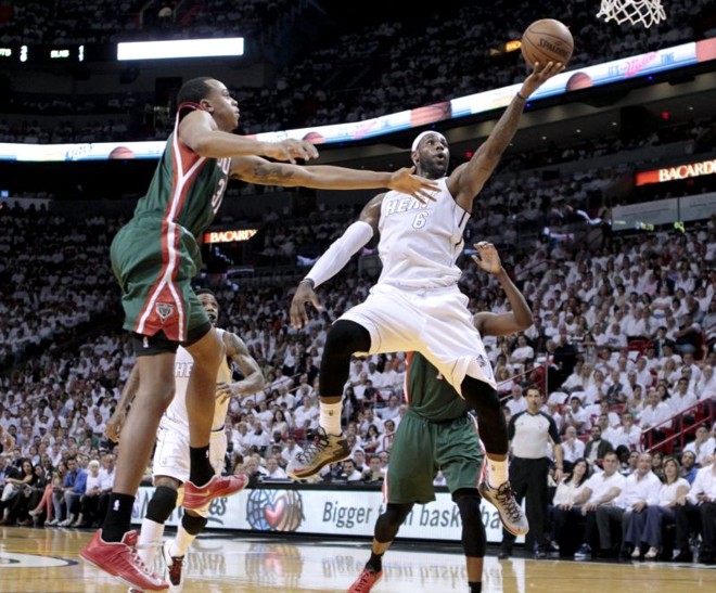 Miami Heat, de LeBron James, venceu a segunda em casa contra o Bucks |