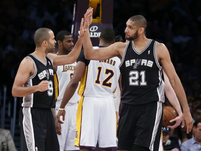 Tony Parker e Tim Duncan celebram na quarta vitória do Spurs sobre o Lakers pelos playoffs | Lucy Nicholson / Reuters