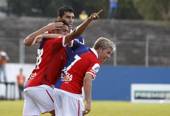 Arthur (camisa 18) comemora gol da vitória sobre o J. Malucelli com Anderson e Júlio César (7) | Daniel Castellano / Gazeta do Povo