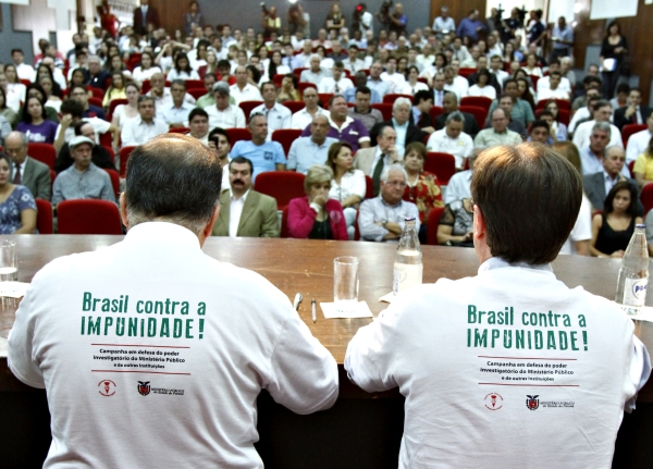 Manifestação pró-MP lota auditório em Londrina: Políticos, representantes do Ministério Público (MP) e da sociedade civil lotaram ontem a sede do Sindicato do Comércio Varejista de Londrina e Região (Sincoval) para protestar contra a PEC 37, que tira o poder de investigação do MP. A reunião também contou com a presença do prefeito de Londrina, Alexandre Kireeff (PSD), e do presidente da Sociedade Rural do Paraná (SRP), Moacir Sgarioni. O objetivo do encontro era conscientizar a população sobre as implicações da proposta de emenda constitucional e coletar assinaturas contra a aprovação do projeto. Se a medida passar, somente a polícia poderá realizar investigações no Brasil.Ato Público: Ocorre hoje em Curitiba um ato público contra a medida. O evento será na sede do Ministério Público estadual a partir das 10 h. Durante a semana, foram realizadas manifestações contrárias à PEC em diversas cidades do Paraná. A ações fazem parte de uma mobilização nacional que pretende alertar a sociedade sobre os riscos da PEC 37. | Roberto Custódio/Jornal de Londrina