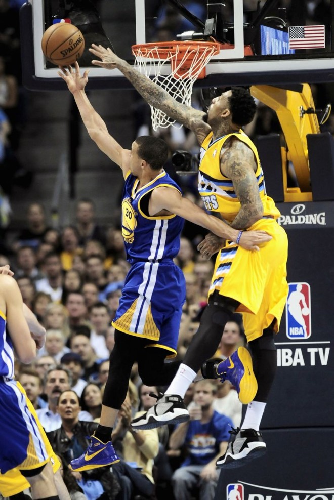 Stephen Curry marcou 30 pontos e foi o destaque na vitória do Warriors diante do Denver Nuggets |