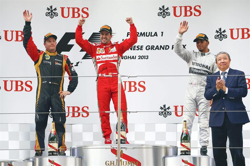 Kimi Raikkonen, da Lotus, ficou em segundo lugar e Lewis Hamilton, da Mercedes, em terceiro | EFE/EPA/DIEGO AZUBEL