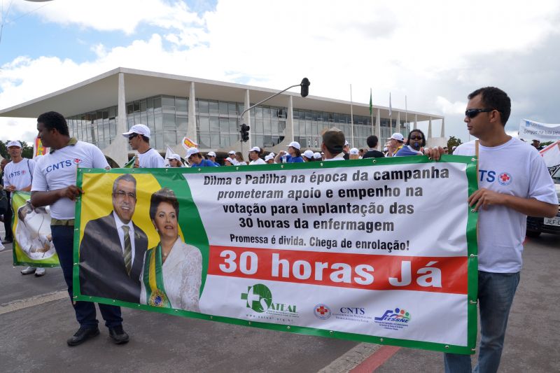 Enfermeiros fizeram uma manifestação, em frente ao Palácio do Planalto, pela jornada de trabalho de 30 horas nesta terça-feira (9) | Wilson Dias / Agência Brasil