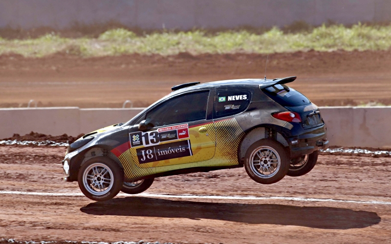 Maurício Neves dirige um carro de rali "normal" adaptado para o X Games | Christian Rizzi/ Gazeta do Povo
