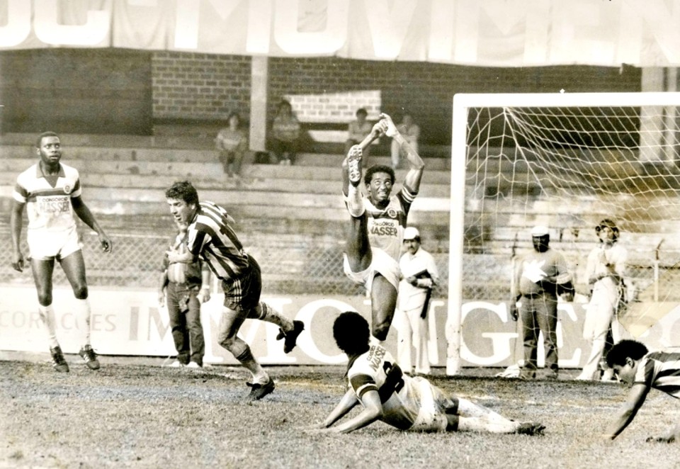 Ao centro, Capitão, do Cascavel, isolando bola do ataque coxa-branca que tinha Marco Aurélio e Lela | Arquivo/ Gazeta do Povo
