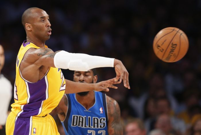 Kobe Bryant fez 23 pontos, pegou 11 rebotes e deu 11 assistências na vitória do Lakers sobre o Mavericks | Danny Moloshok / Reuters