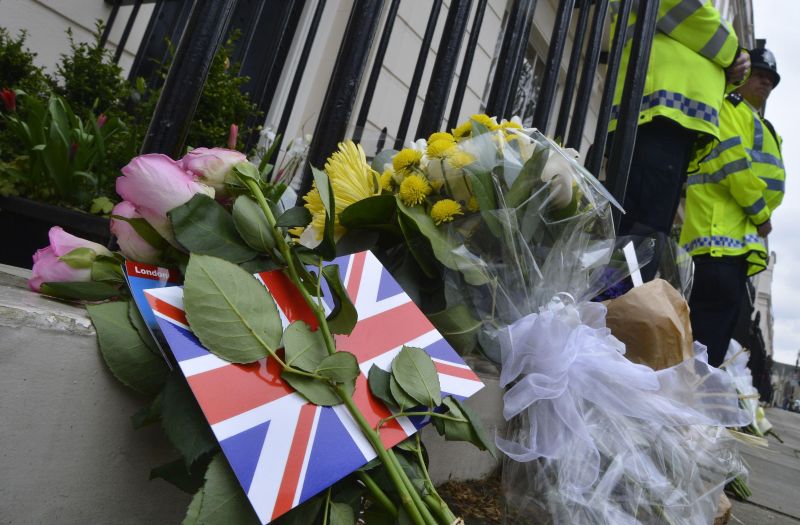 Homenagens têm sido feitas em frente da casa de Thatcher | Toby Melville/Reuters