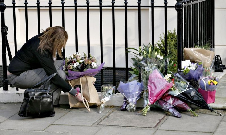 Nikki Sinclair, membro do Parlamento europeu, deposita flores em homenagem à Thatcher | Suzanne Plunkett/Reuters