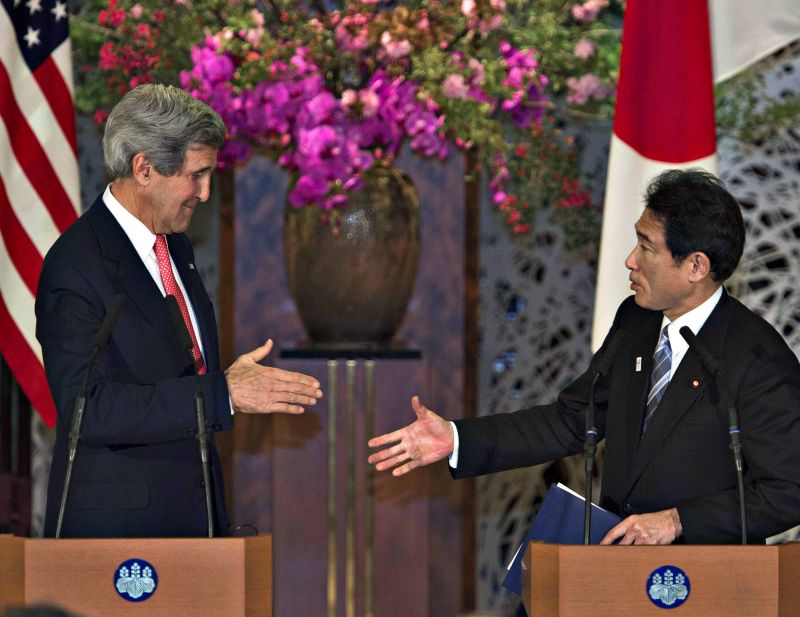 Kerry e o chanceler Fumio Kishida: promessa de defender o Japão de ofensiva norte-coreana | Paul J. Richards/Reuters