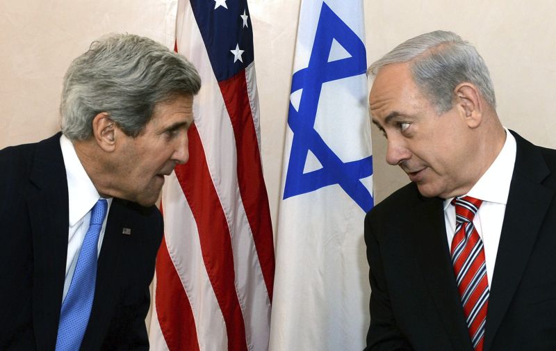 Em sua segunda visita ao Oriente Médio para impulsar o processo de paz entre Israel e Palestina, Kerry (à esquerda) encontrou-se com Benjamín Netanyahu, primeiro ministro israelense | EFE / KOBI GIDEON / Gobierno Israel