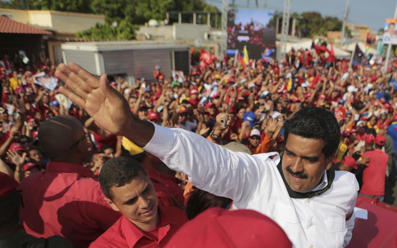 Presidente interino Nicolás Maduro, da Venezuela, saúda os apoiadores de sua candidatura à presidência do país, durante um comício realizado em Cumana, no estado de Sucre | Palácio de Miraflores/Reuters