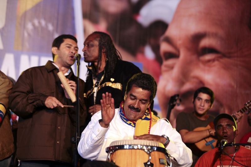 Nicolás Maduro toca percussão num comício em Caracas | Palácio de Miraflores/Reuters