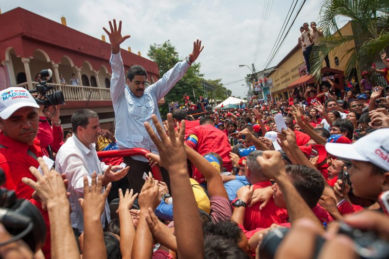 Nicolás Maduro, candidato a presidente na Venezuela, disse que Hugio Chavéz o abençoou ao aparecer como um passarinho: "De repente entrou um passarinho, pequenininha, e me deu três voltas aqui em cima", disse apontando para a própria cabeça | EFE/MIGUEL GUTIÉRREZ