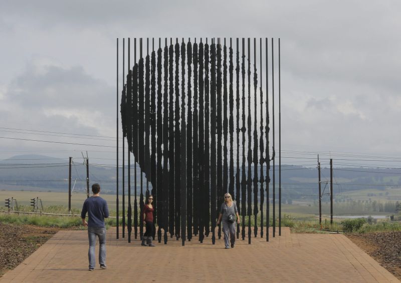 Escultura retrata Mandela em Howick, na África do Sul | Kim Ludbrook/EFE