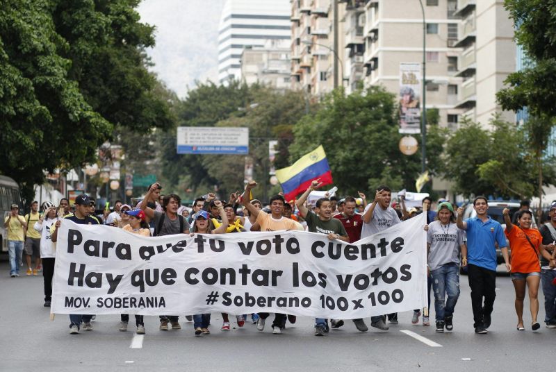 Centenas de pessoas protestaram contra a eleição de Nicolás Maduro na Venezuela e o presidente eleiot disse neste terça-feira (16) que há um plano para um golpe de estado no país | EFE / David Fernandez