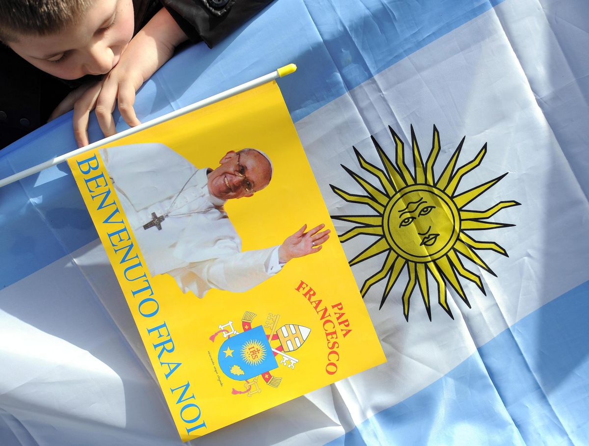Menino segura bandeira argentina durante celebração de Páscoa no Vaticano | EFE/EPA/Ettore Ferrari