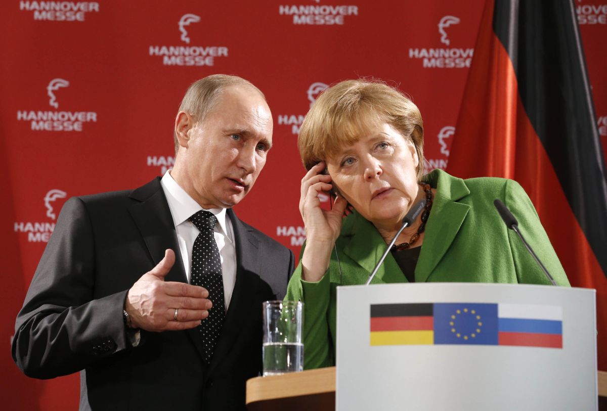 Putin (à esq.) e Merkel se reuniram na Feira de Hannover | Reuters/Fabrizio Bensch