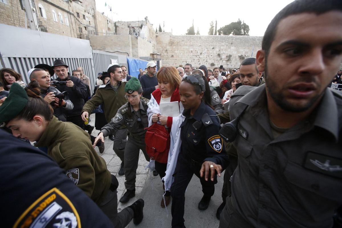 Lesley Sachs (ao centro), diretora da organização Mulheres do Muro, é detida | Reuters/Baz Ratner