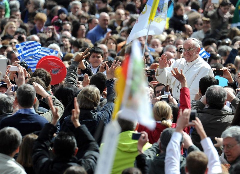 O papa Francisco visitou nesta segunda-feira (1º) o túmulo de São Pedro. No domingo de Páscoa (31), o pontífice circulou entre a multidão de fieis | EFE/ EPA / ETTORE FERRARI