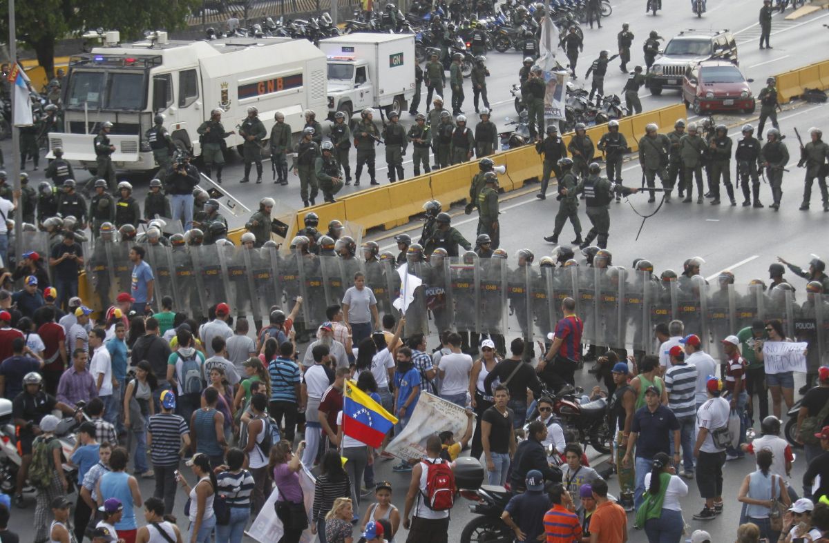 Polícia atua para dispersar os manifestantes em Caracas | EFE/David Fernandez