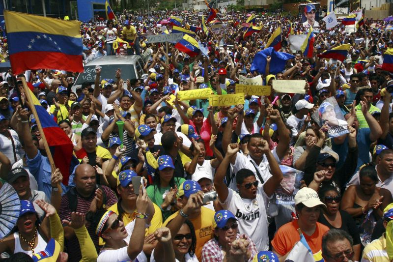 Milhares de manifestantes saíram às ruas de Caracas para pedir recontagem dos votos da eleição do último domingo | Isaac Urrutia/Reuters