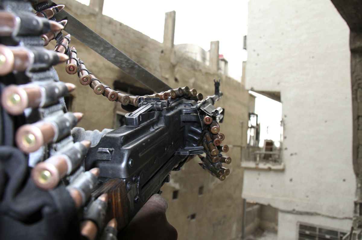 Rebelde exibe arma usada para o combate às tropas leais ao presidente Bashar Assad | Reuters/Ward Al-Keswani/Shaam News Network/Divulgação