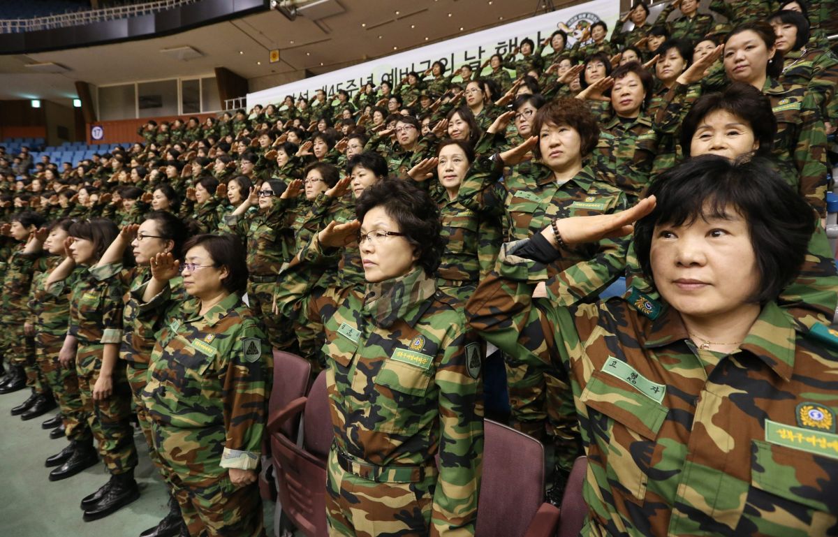 Soldados sul-coreanos passam por revista de tropas | Reuters/Lim Hun-jung/Yonhap